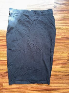 Classic Black Pencil Skirt - Women's Sleek Core Piece